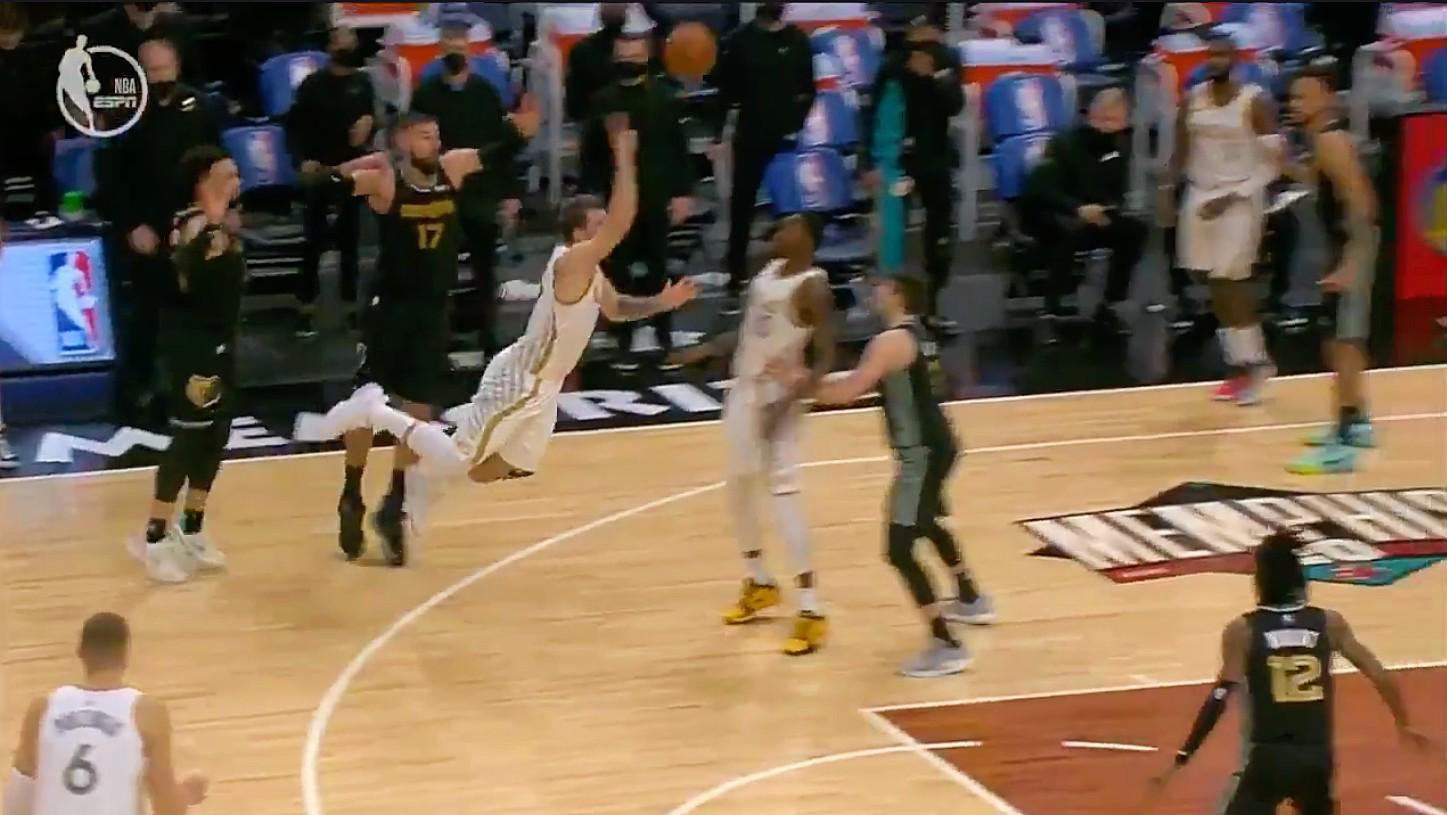 东契奇抛投与中距离武器库：被低估的全能得分手