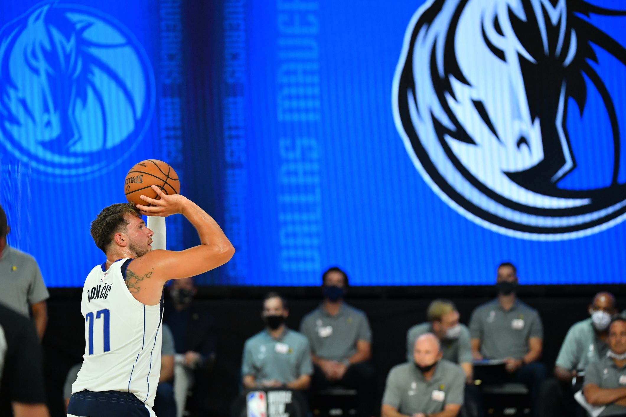 东契奇后撤步三分:NBA最致命的招牌动作解析