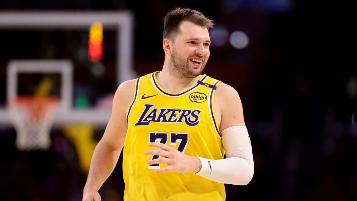 东契奇腹股沟伤势加重被迫休战：欧洲铁人的无奈与坚持