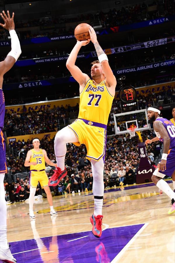 东契奇詹姆斯双核发威:欧洲天才与美国传奇的2026开局首秀